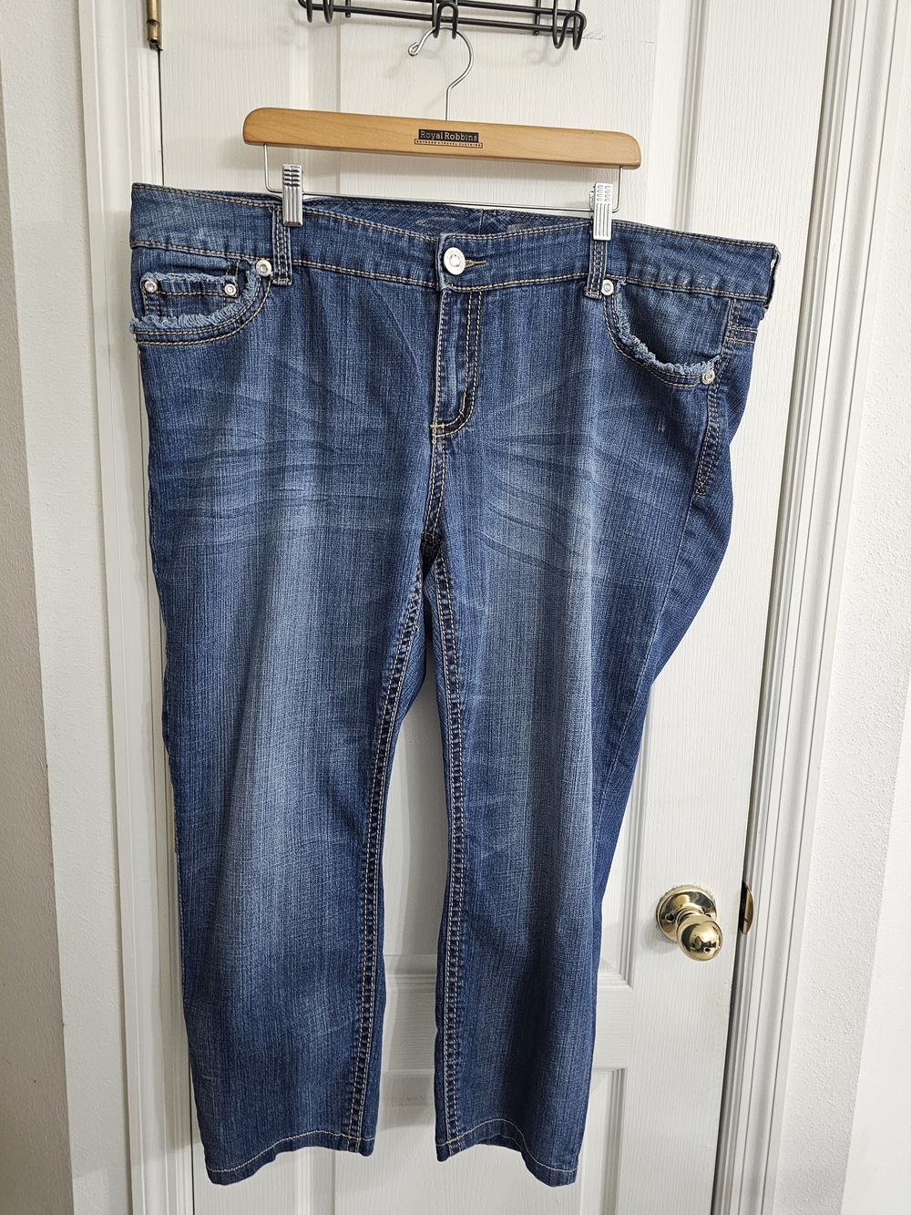 Seven7 Women's Straight Leg Jeans in Medium Blue Wash Size 24
